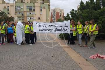 Los afectados por el retraso en el pago de las nóminas municipales exigen cobrar (Foto TA)